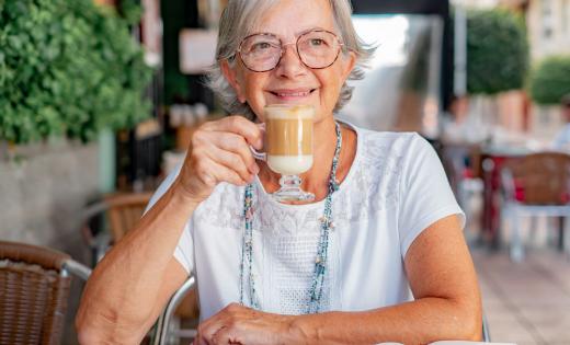 babcia pijaca kawę i zastanawia się czy wypłukuje magnez